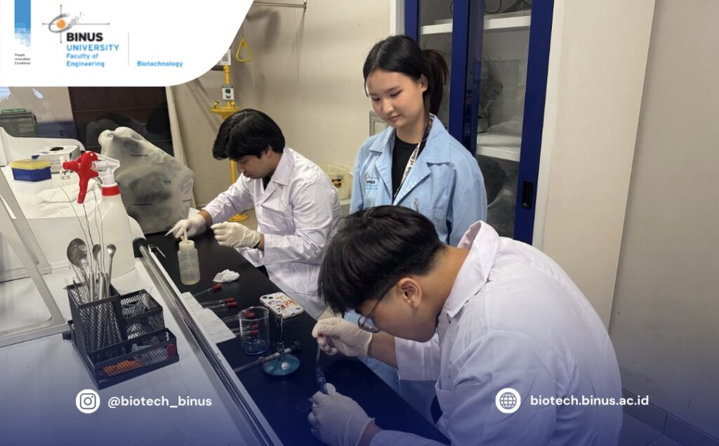 LabXplore: Mengenal Dunia Mikroorganisme Melalui Pengalaman di Laboratorium